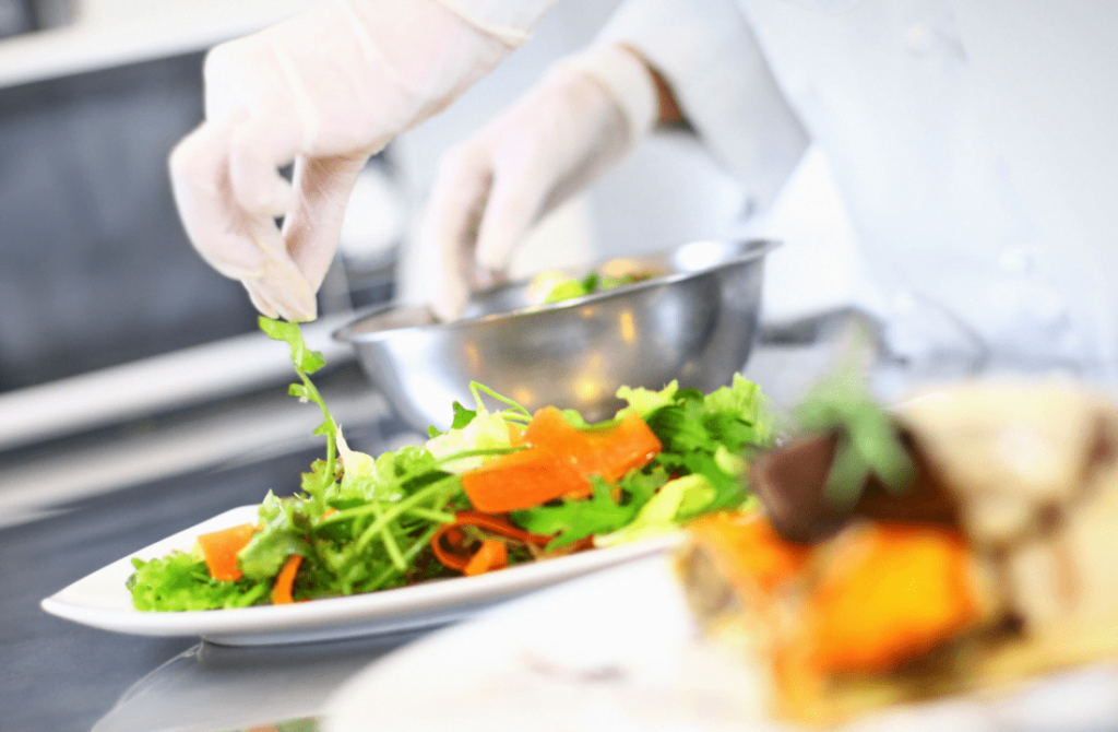 10 راهکار معتبر در آشپزخانه صنعتی برای ایمنی غذایی