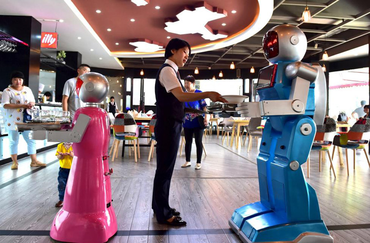 تفاوت رستوران عادی و رباتیک